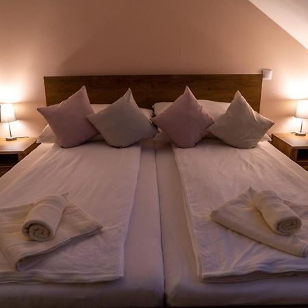 Bed and Breakfast Rozsa Etterem & Panzio Pécs Exterior foto