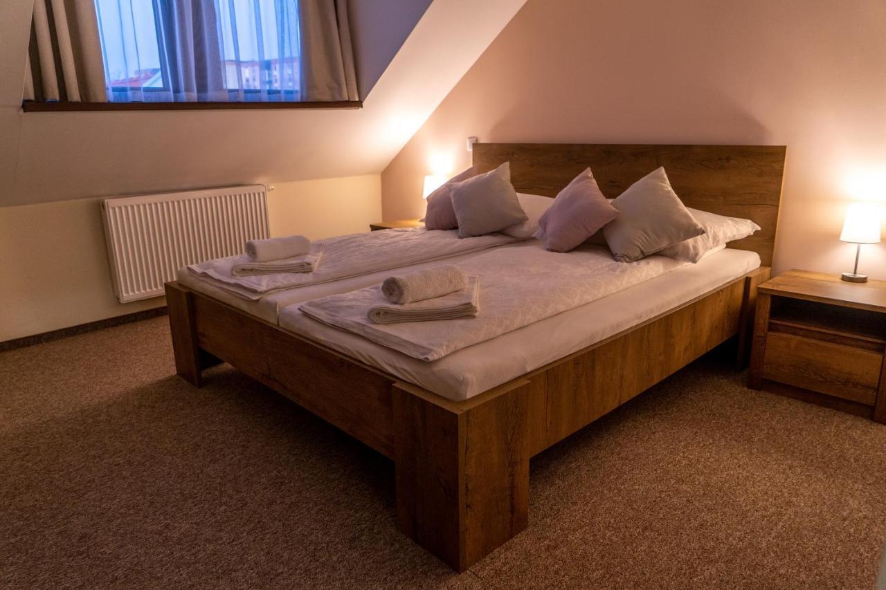 Bed and Breakfast Rozsa Etterem & Panzio Pécs Exterior foto