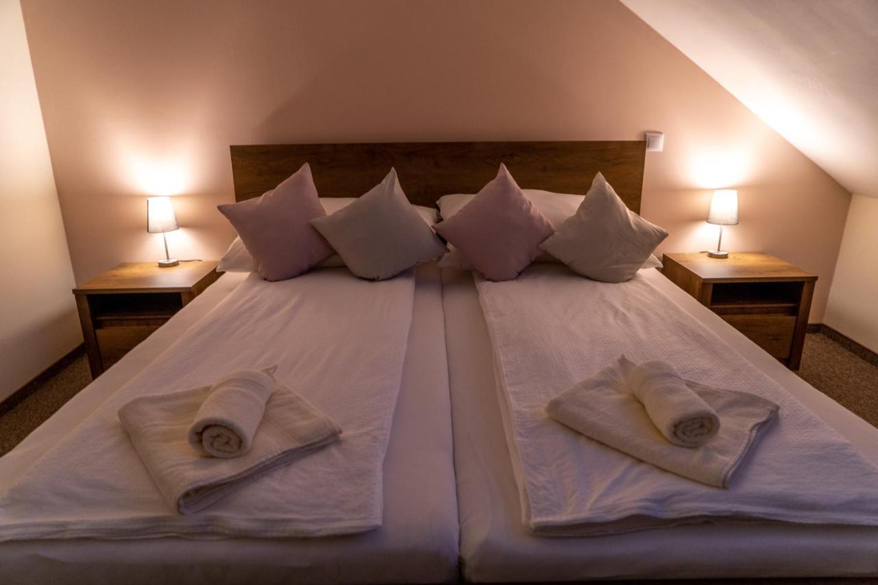 Bed and Breakfast Rozsa Etterem & Panzio Pécs Exterior foto